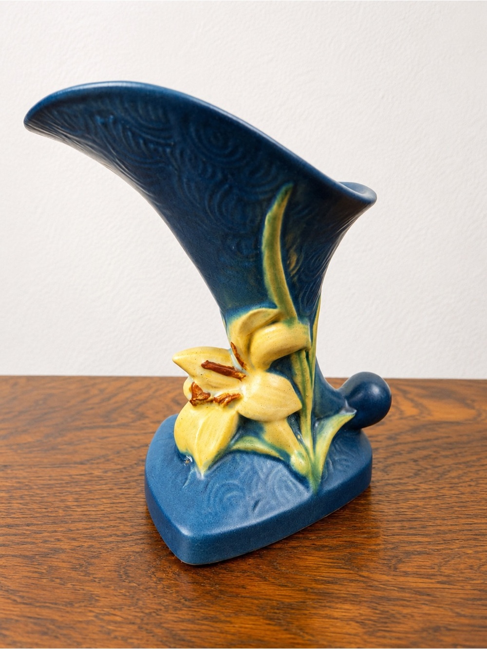 Vintage 1940-1950s Hull Art Pottery Blue Calla Lily Vase Cornucopia Vase USA 203